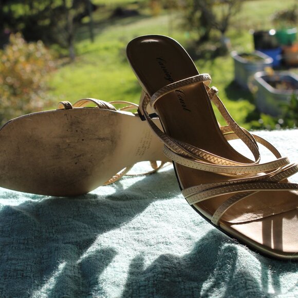 Carriage Court Size 9M Gold - Picture 4 of 7